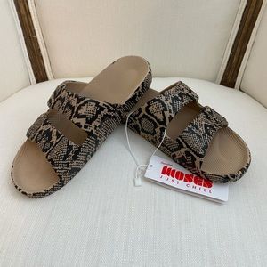 NWT Freedom Moses Two-Band Slides, Cobra Sands
